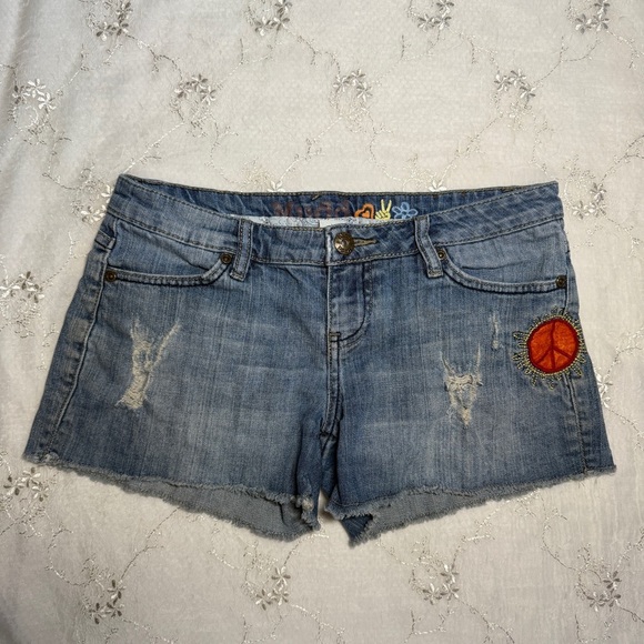 Vintage Y2K Mudd Patchwork Peace Sign Shorts Size 7 - Picture 1 of 5